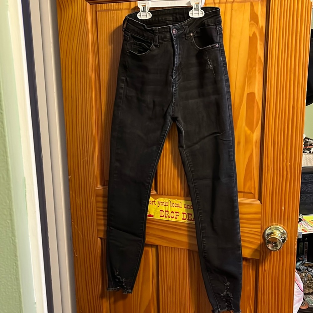 Black skinny jeans size Small/4 w/ distressed detailing by Shein